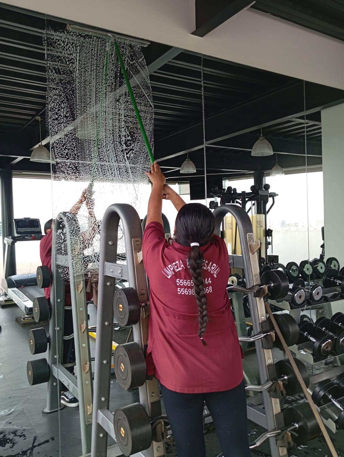 Personal de limpieza profesional en gimnasio CDMX